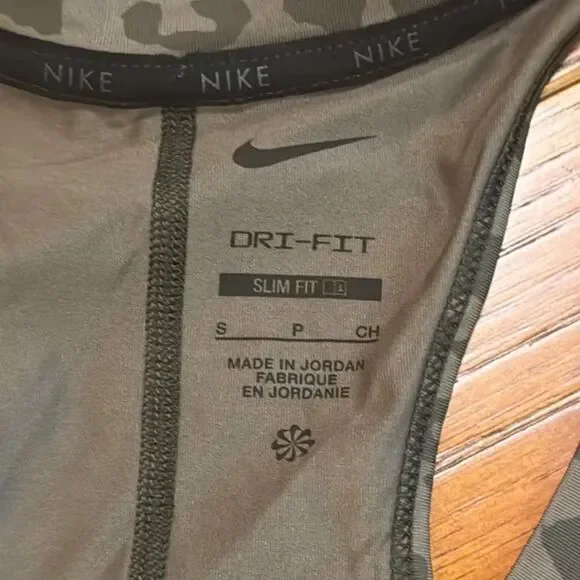 Nike Dri-FIT One Crop Tank in Green Size Small - Picture 3 of 5